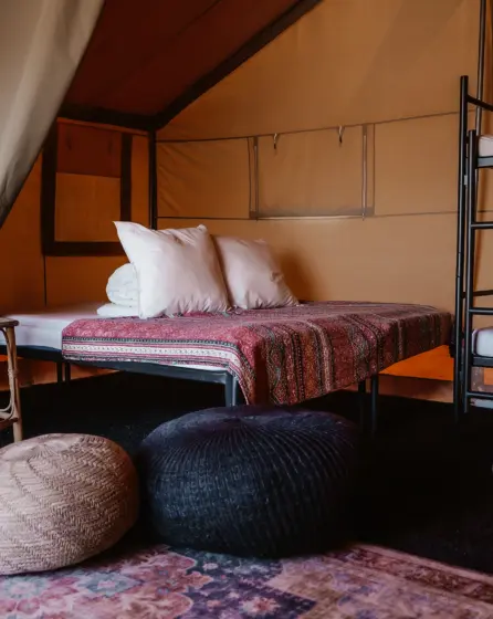 een stapelbed en losse bedden met leuke accessoires tent surfana family camp