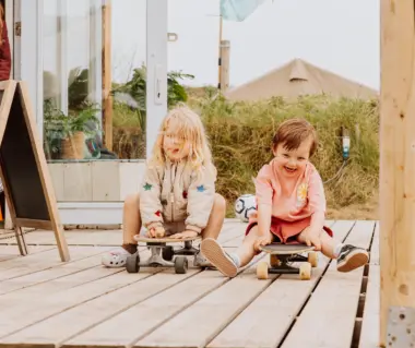 Surfana familycamp kinderen op skateboard