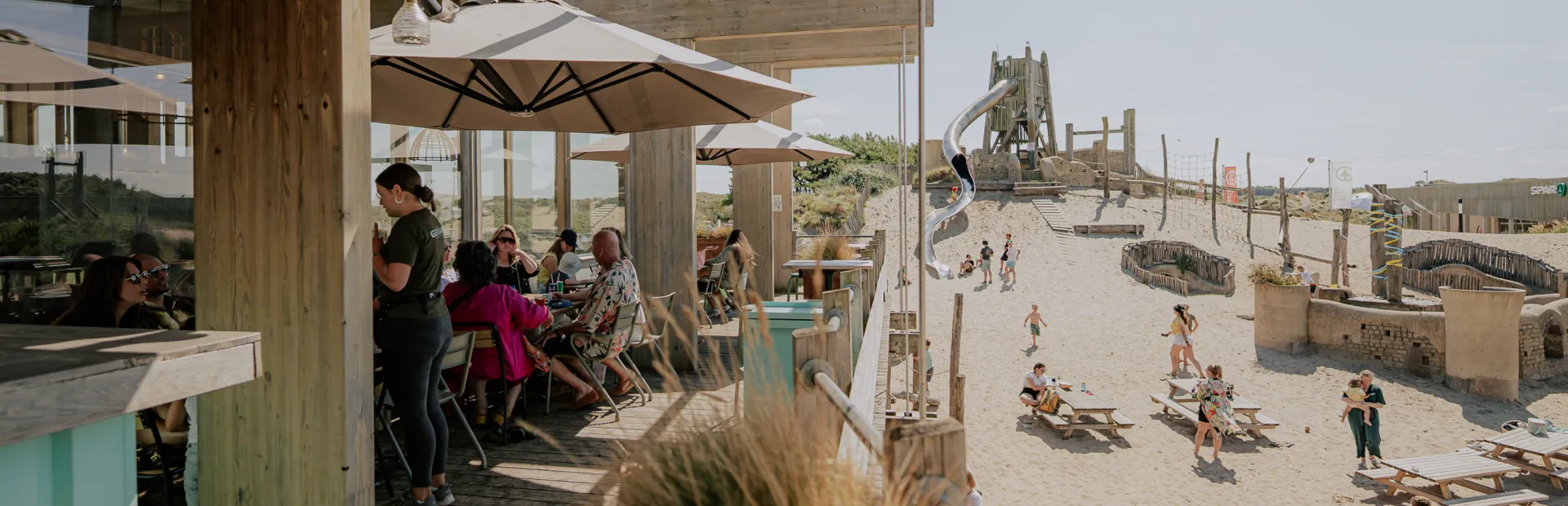 ga lekker op het terras zitten of binnen eten en drinken