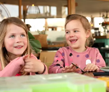 kinderen eten bij gestrand